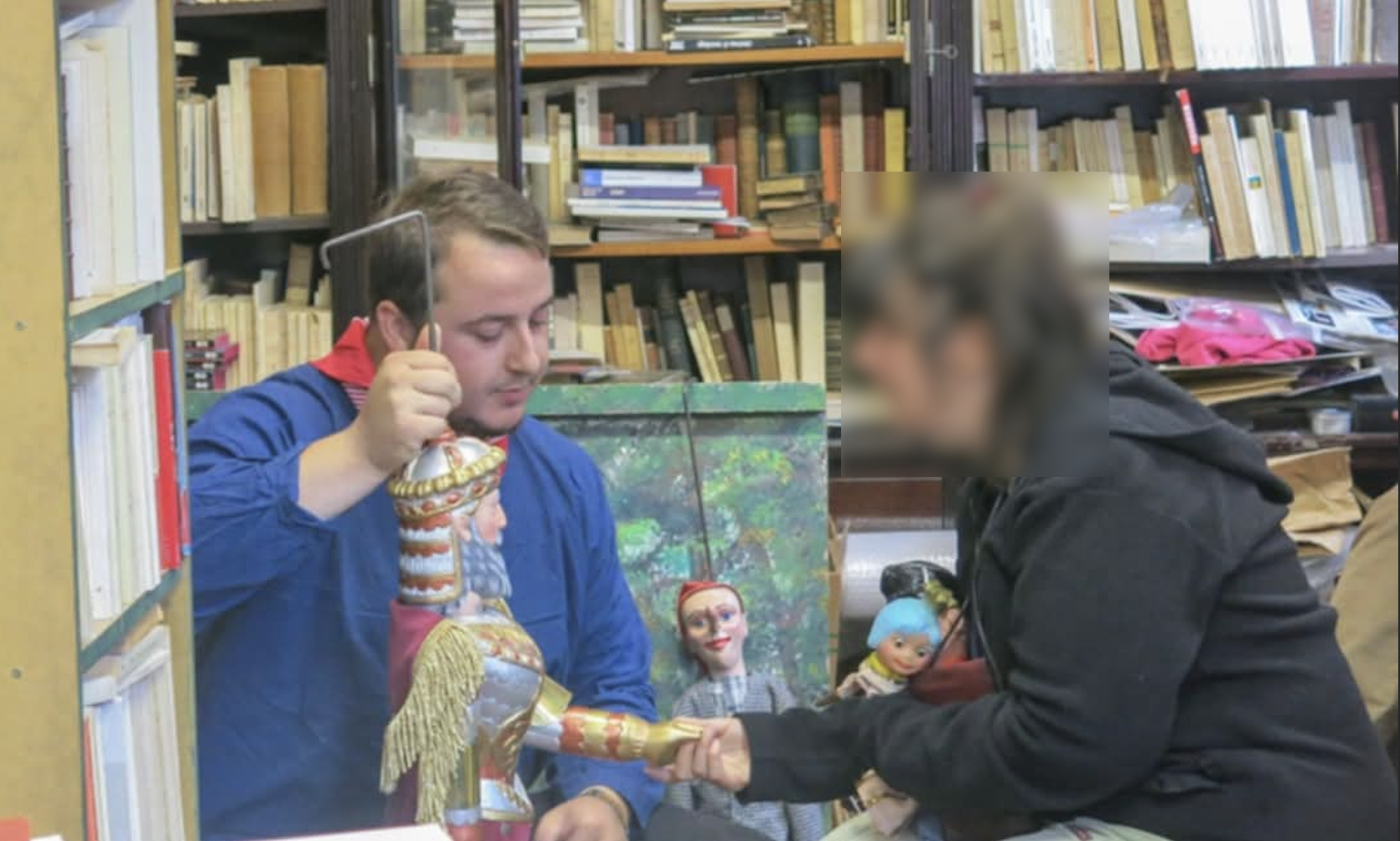 Aperçu du visage d'une marionnette en cours de confection.