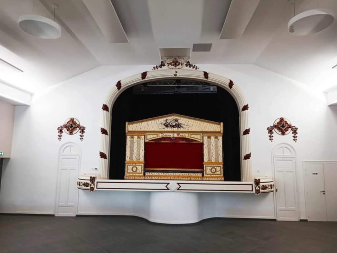 Aperçu du castelet installé en salle de spectacle