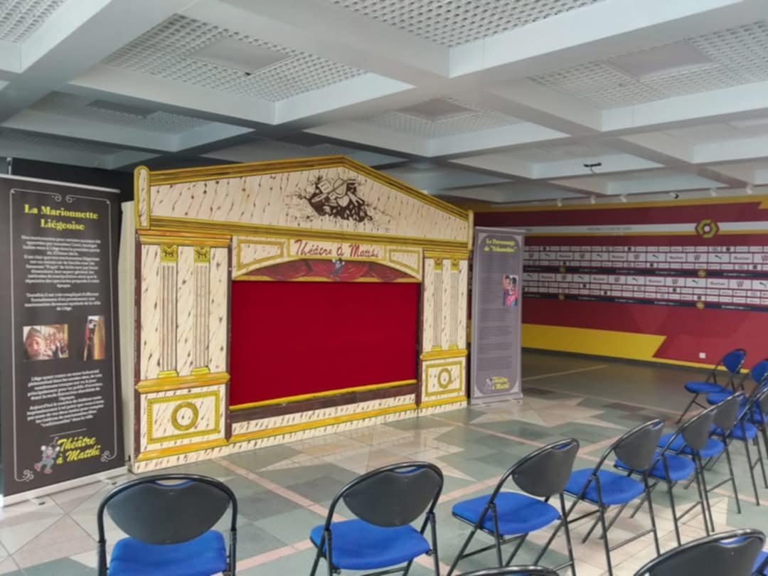 Aperçu du castelet installé en salle de spectacle