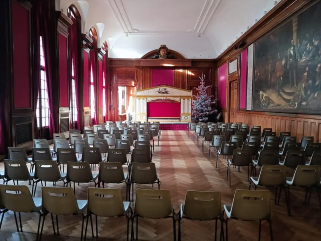 Aperçu du castelet installé en salle de spectacle
